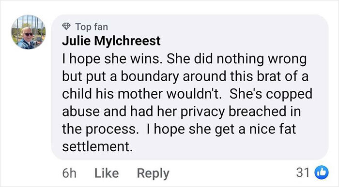 Comment supporting woman in seat swap lawsuit against airline; discusses boundaries and privacy issues with crying kid incident.