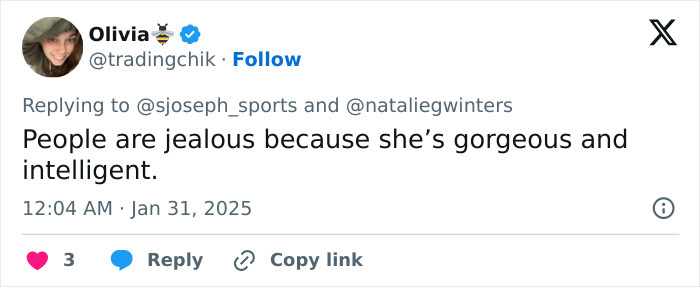 Tweet discussing controversial White House correspondent and reactions to her outfit choices.