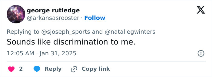 Tweet by user commenting on White House correspondent's attire controversy.