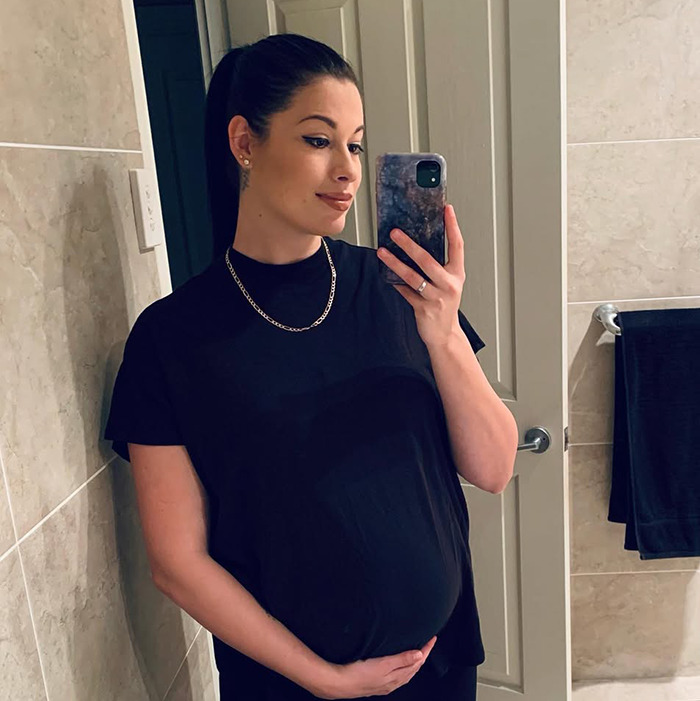 Pregnant Aussie mom taking a mirror selfie in bathroom wearing black shirt and gold chain, accused of murdering daughter dies in hospital