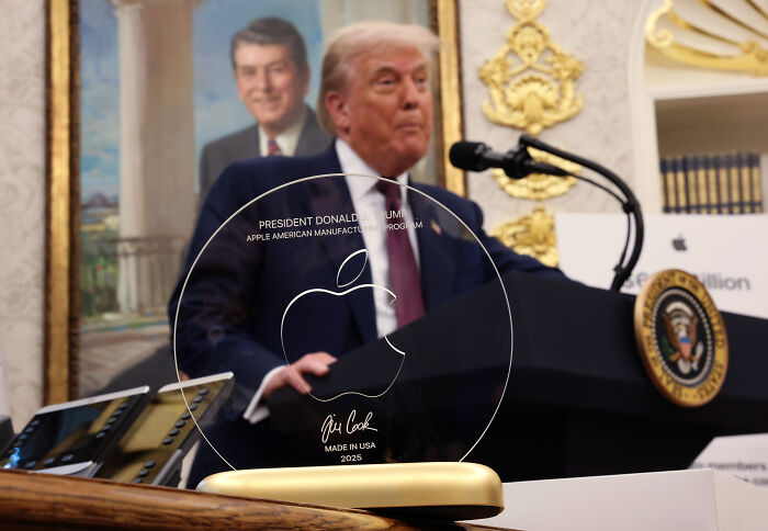 Apple&rsquo;s Tim Cook presenting a gold Apple award to Donald Trump at the White House during a manufacturing event.