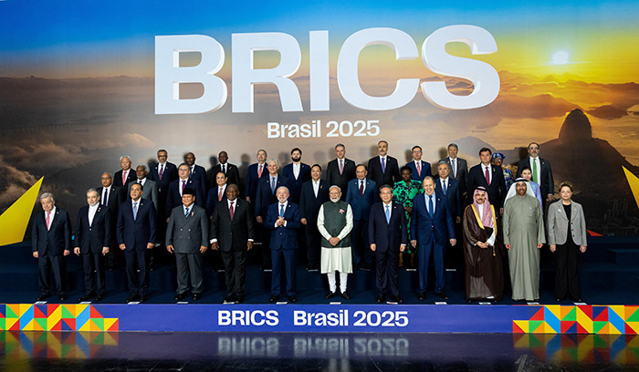 Leaders of BRICS countries posing for a group photo at Brasil 2025 summit, highlighting BRICS dollar and global order shifts.