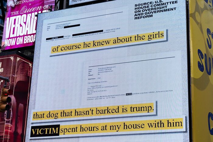 Image showing highlighted text on a digital screen referencing Melania Trump&rsquo;s subtle gesture to Saudi Crown Prince at White House dinner.