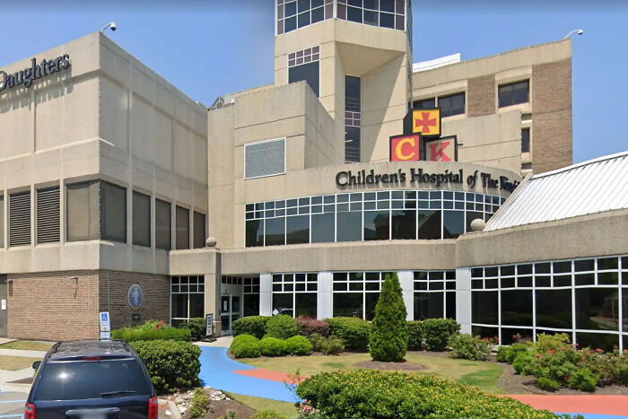 Children&rsquo;s hospital exterior with clear skies, related to parents jailed after 9-day-old baby stroller fall incident.