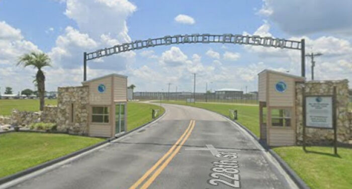Entrance gate of Florida prison facility where man involved in case of child violation and drowning was executed.