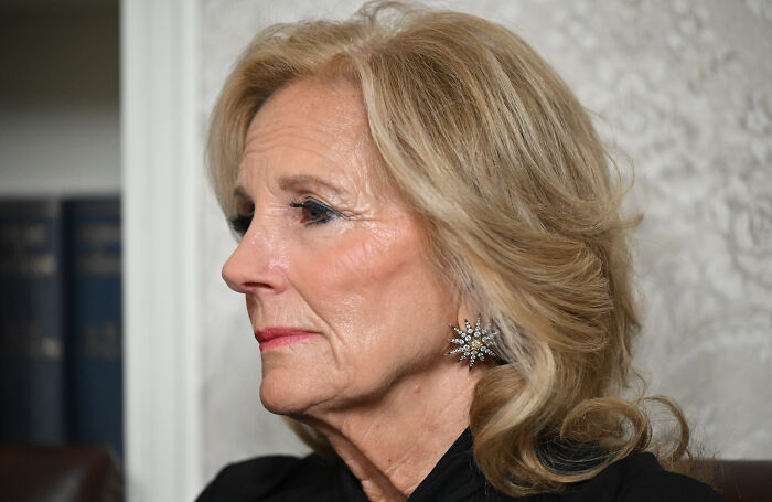 Side profile of a woman with blonde hair and star-shaped earrings, related to daughter breaking silence after domestic dispute.